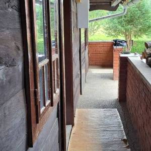 KARLOVAC, VODOSTAJ- DRVENA NOVOUREĐENA KUĆA, SJENIK, GARAŽA I ORANICA