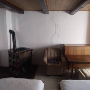 KARLOVAC, VODOSTAJ- DRVENA NOVOUREĐENA KUĆA, SJENIK, GARAŽA I ORANICA