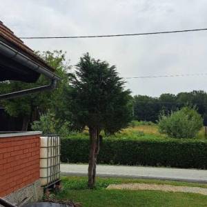 KARLOVAC, VODOSTAJ- DRVENA NOVOUREĐENA KUĆA, SJENIK, GARAŽA I ORANICA
