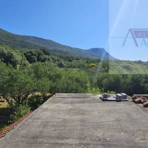 Kaštel Lukšić kuća 219 m2 + parcela 2993 m2 intimna lokacija - top 