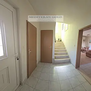 Kaštel Lukšić, kuća sa garažom