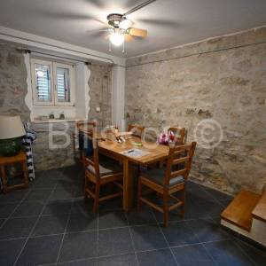 Kaštel Lukšić, renovirana kamena kuća 122m2, prodaja