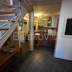 Kaštel Lukšić, renovirana kamena kuća 122m2, prodaja