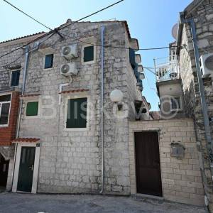 Kaštel Lukšić, renovirana kamena kuća 122m2, prodaja