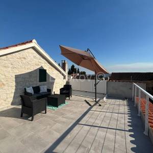Kaštel Lukšić, renovirana kamena kuća 122m2, prodaja