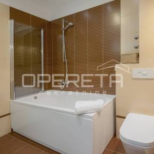 Kaštel Novi – Prostrana obiteljska vila s privatnim vrtom, teretanom, dječjim sa