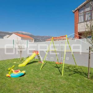 Kaštel Novi – Prostrana obiteljska vila s privatnim vrtom, teretanom, dječjim sa