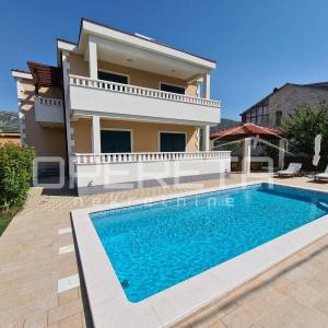 Kaštel Novi – Prostrana obiteljska vila s privatnim vrtom, teretanom, dječjim sa