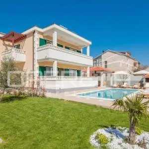 Kaštel Novi – Prostrana obiteljska vila s privatnim vrtom, teretanom, dječjim sa