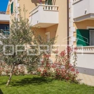 Kaštel Novi – Prostrana obiteljska vila s privatnim vrtom, teretanom, dječjim sa