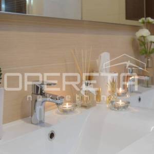 Kaštel Novi – Prostrana obiteljska vila s privatnim vrtom, teretanom, dječjim sa