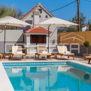 Kaštel Novi – Prostrana obiteljska vila s privatnim vrtom, teretanom, dječjim sa