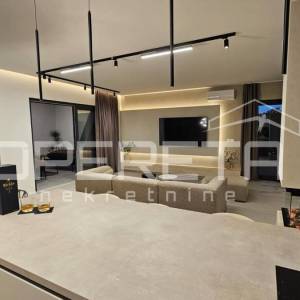 Kaštel Stari-Luksuzna obiteljska vila s bazenom, maslinikom , sportskim sadržaje