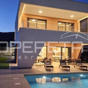 Kaštel Stari-Luksuzna obiteljska vila s bazenom, maslinikom , sportskim sadržaje
