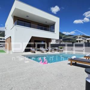 Kaštel Stari-Luksuzna obiteljska vila s bazenom, maslinikom , sportskim sadržaje