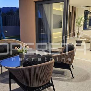 Kaštel Stari-Luksuzna obiteljska vila s bazenom, maslinikom , sportskim sadržaje