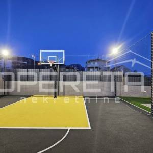 Kaštel Stari-Luksuzna obiteljska vila s bazenom, maslinikom , sportskim sadržaje