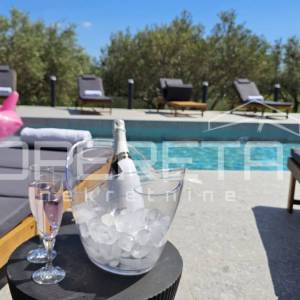 Kaštel Stari-Luksuzna obiteljska vila s bazenom, maslinikom , sportskim sadržaje