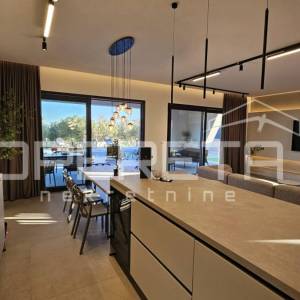 Kaštel Stari-Luksuzna obiteljska vila s bazenom, maslinikom , sportskim sadržaje