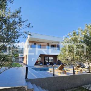 Kaštel Stari-Luksuzna obiteljska vila s bazenom, maslinikom , sportskim sadržaje