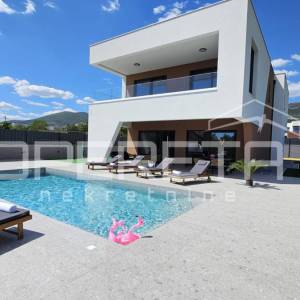Kaštel Stari-Luksuzna obiteljska vila s bazenom, maslinikom , sportskim sadržaje