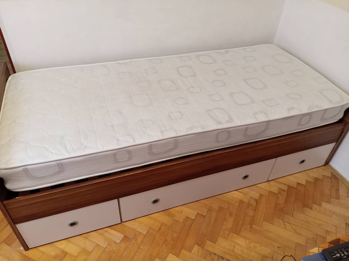 Krevet s podnicom, madracem i 3 kutije za posteljinu
