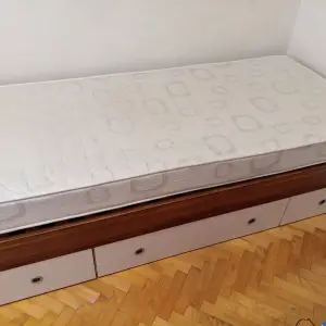 Krevet s podnicom, madracem i 3 kutije za posteljinu