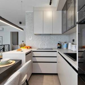 Krk, moderan apartman s bazenom i wellnessom, pogledom na more!