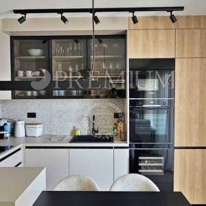 Krk, moderan apartman s bazenom i wellnessom, pogledom na more!