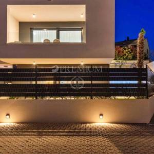 Krk, moderan apartman s bazenom i wellnessom, pogledom na more!