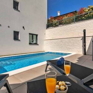 Krk, moderan apartman s bazenom i wellnessom, pogledom na more!