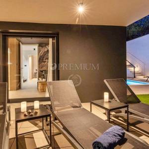 Krk, moderan apartman s bazenom i wellnessom, pogledom na more!