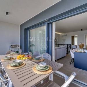 Krk, moderan apartman s bazenom i wellnessom, pogledom na more!