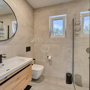Krk, moderan apartman s bazenom i wellnessom, pogledom na more!