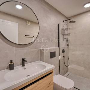 Krk, moderan apartman s bazenom i wellnessom, pogledom na more!