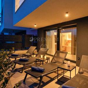 Krk, moderan apartman s bazenom i wellnessom, pogledom na more!