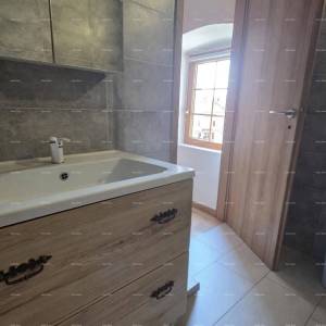 KRNICA, Istarska kamena kuća 170 m² s 2 apartmana, stanom i velikim dvorištem