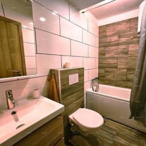 KRNICA, Istarska kamena kuća 170 m² s 2 apartmana, stanom i velikim dvorištem