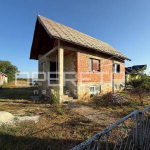 Kuća 130 m2 (za adaptaciju) u Novoj Vesi