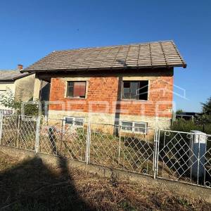 Kuća 130 m2 (za adaptaciju) u Novoj Vesi