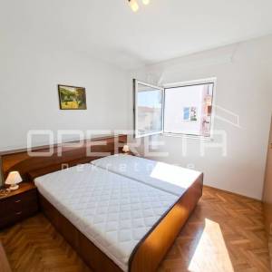 Kuća s 2 stana i dvorištem, 120m od mora- Brodarica- Šibenik