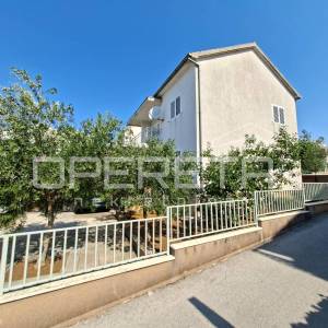 Kuća s 2 stana i dvorištem, 120m od mora- Brodarica- Šibenik