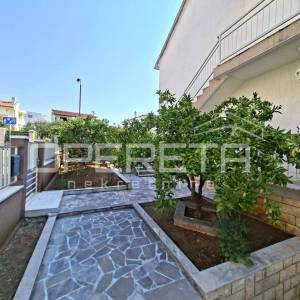 Kuća s 2 stana i dvorištem, 120m od mora- Brodarica- Šibenik