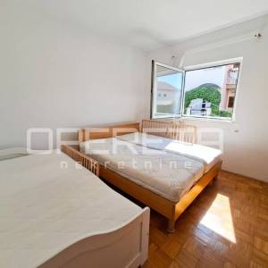 Kuća s 2 stana i dvorištem, 120m od mora- Brodarica- Šibenik