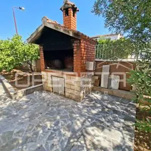 Kuća s 2 stana i dvorištem, 120m od mora- Brodarica- Šibenik
