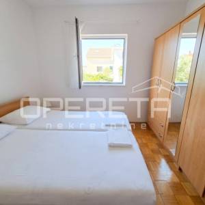 Kuća s 2 stana i dvorištem, 120m od mora- Brodarica- Šibenik