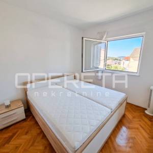 Kuća s 2 stana i dvorištem, 120m od mora- Brodarica- Šibenik