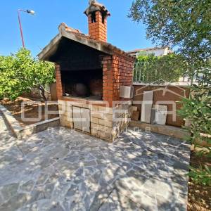 Kuća s 2 stana i dvorištem, 120m od mora- Brodarica- Šibenik