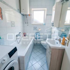 Kuća s 2 stana i dvorištem, 120m od mora- Brodarica- Šibenik
