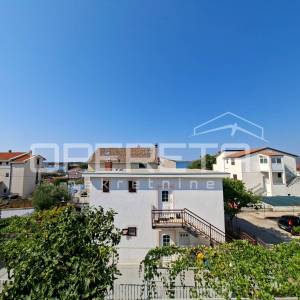 Kuća s 2 stana i dvorištem, 120m od mora- Brodarica- Šibenik